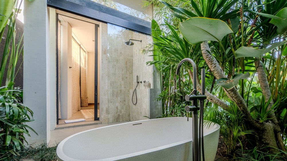 Elite Havens - Five Palms Villa 1 - Private 5-Bedroom Modern Luxury Villa in Bali Indonesia - Outdoor bathtub